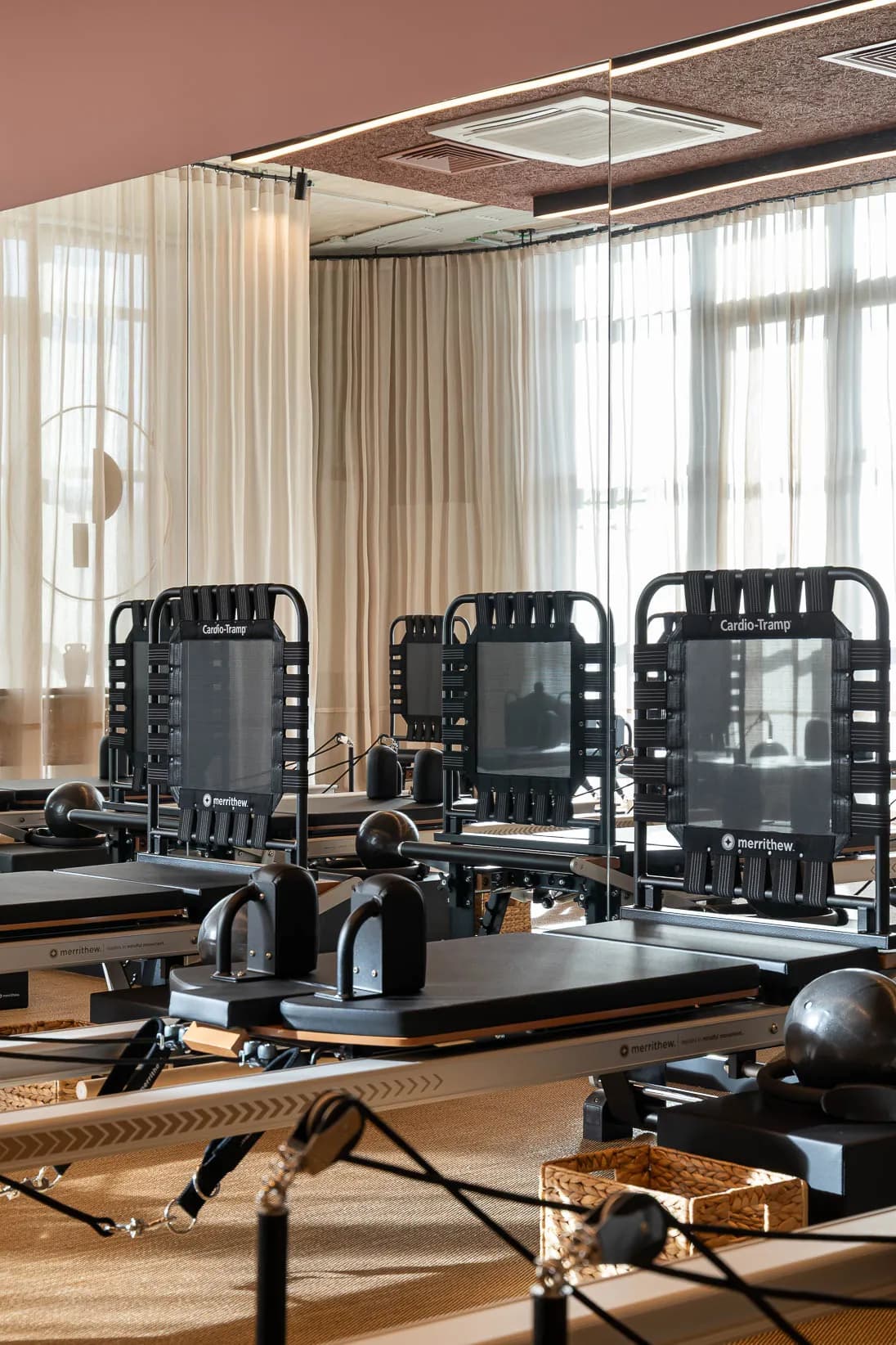 Reformers Merrithew com trampolim Cardio-Tramp num estúdio Prescription